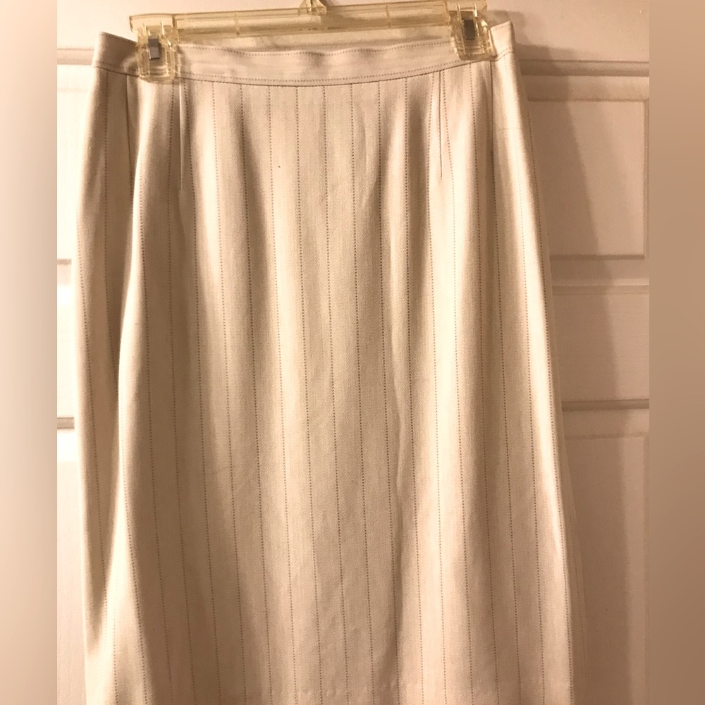 Escada by Margaretha Ley Pencil Skirt. Size 10 in Rayon & Wool. Like New.